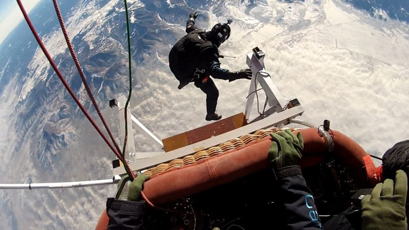 Dan Chiriac, hotărât să depăşească recordul naţional la paraşutism