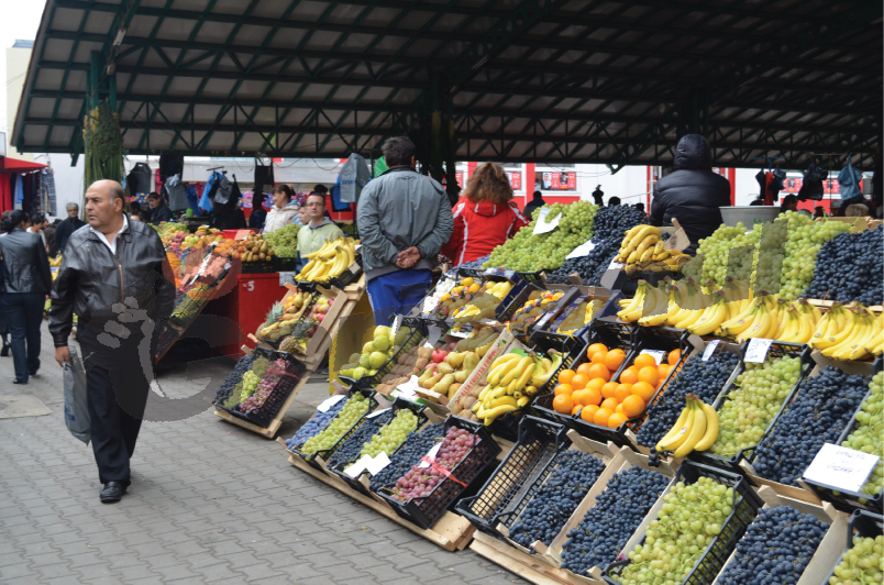 Cumpărătorii din pieţe vor primi chitanţe pentru fructe şi legume