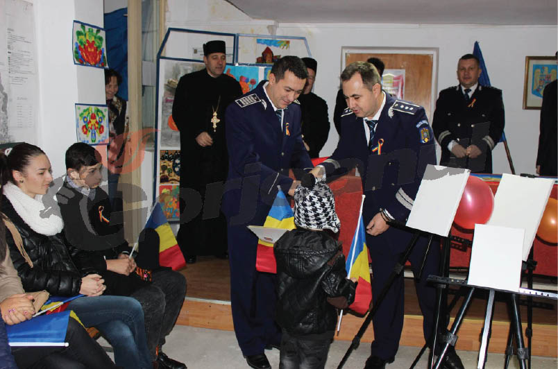 Premii şi ,,Decoraţii de Sărbătoare”, la Poliţia Motru