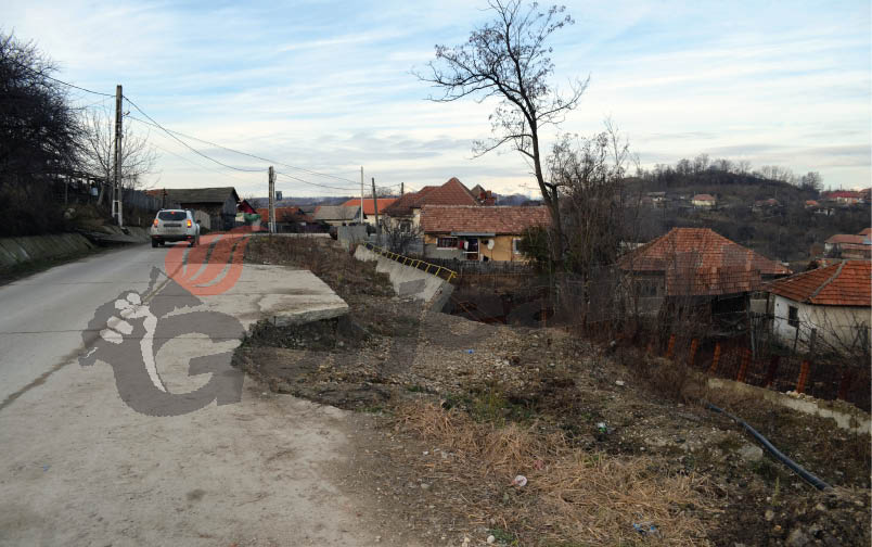 Alunecă iar pământul la Poiana-Seciuri dar sinistraţii nu au parte de blocul social