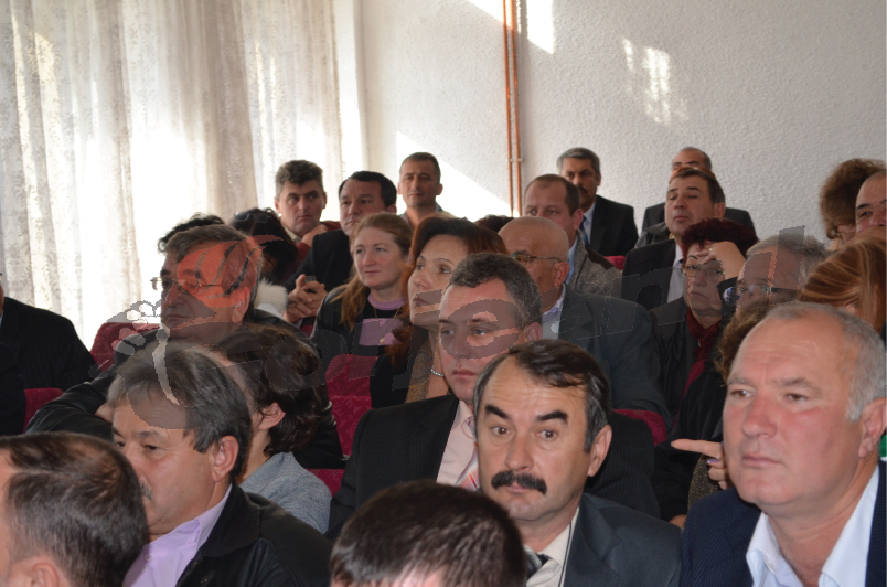 Edilii din judeţ, chemaţi la raport pentru împărţirea banilor