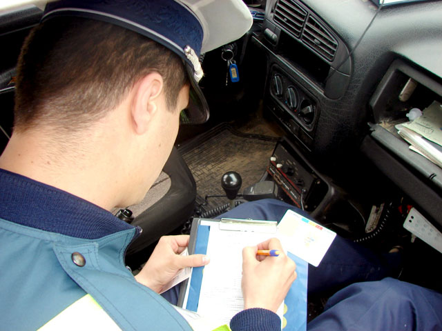 Tineri fără permis, prinşi conducând autovehicule neînmatriculate