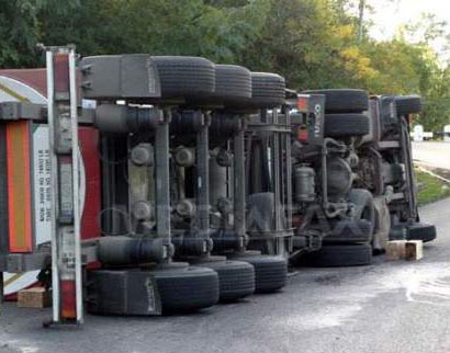 Gura târgului / Autocisternă a Rompetrol, răsturnată din cauza vitezei în dealul din Cărbuneşti