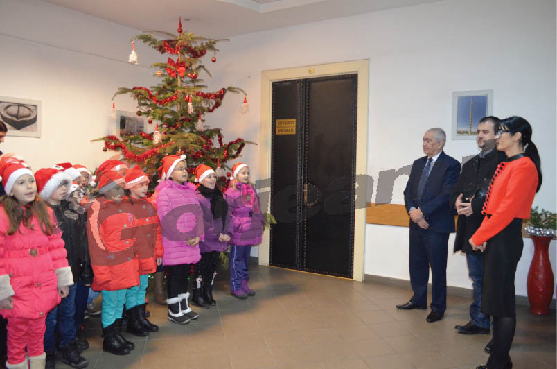 Autorităţile din Târgu-Jiu, colindate de mii de copii