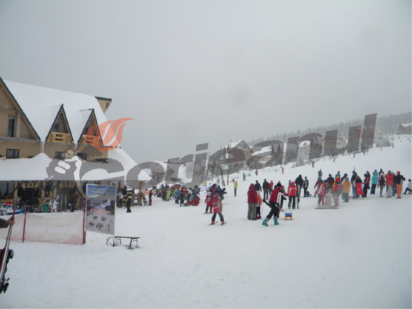 Pentru a petrece Revelionul, Turiştii au urcat la Rânca escortaţi de drumari