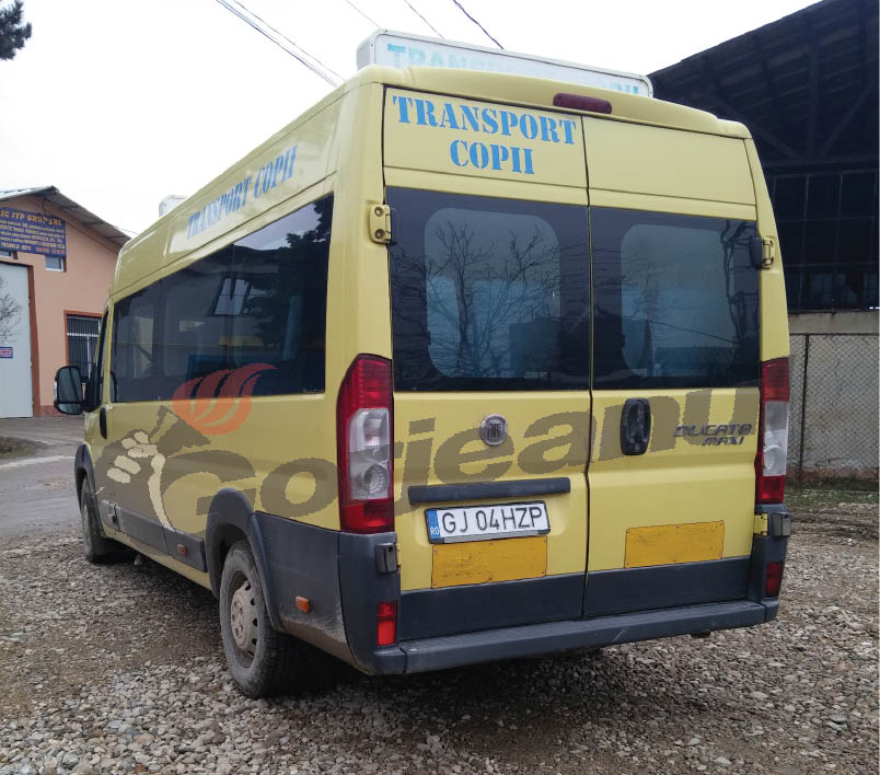 Călcat de microbuzul școlar