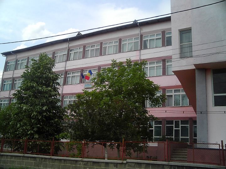 Elevi de la liceul din Bumbeşti-Jiu completează personalul UM Sadu