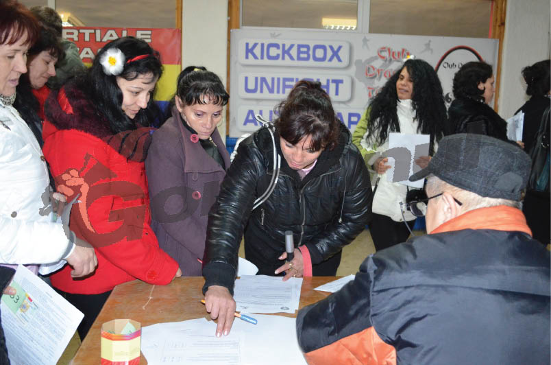 Bursa de la Târgu-Jiu, un succes! Sute de femei se vor culegătoare de căpşuni în Spania