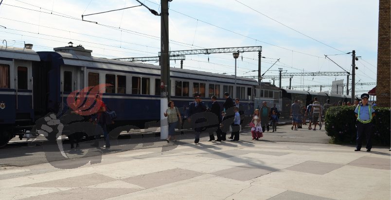 Studenți urcați pe brațe în tren, la Târgu Jiu