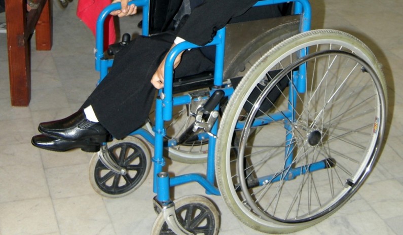 Posturi complete pentru asistenţii şi însoţitorii persoanelor cu handicap