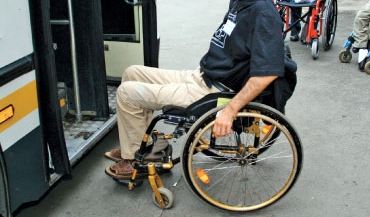 Persoanele cu handicap circulă gratis cu troleul şi în 2015