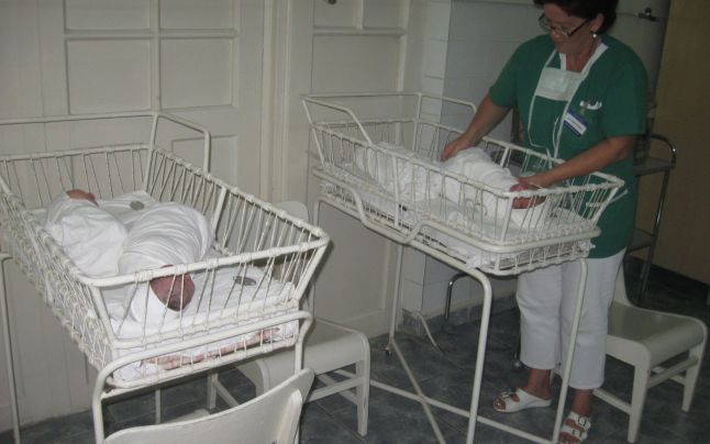 Mai puţine naşteri în judeţ