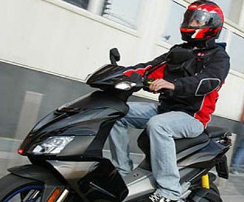 Dosare penale pentru doi mopedişti