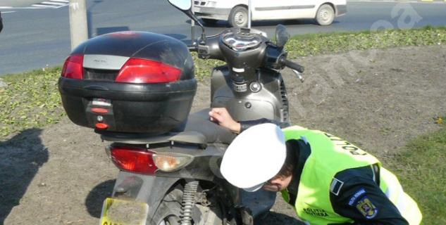 Mopedist beat şi fără permis, implicat într-un accident