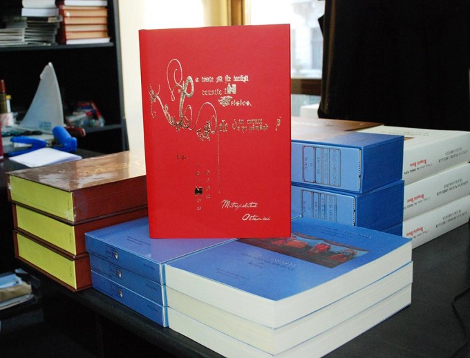 poza carte semnata de Mitropolitul Olteniei