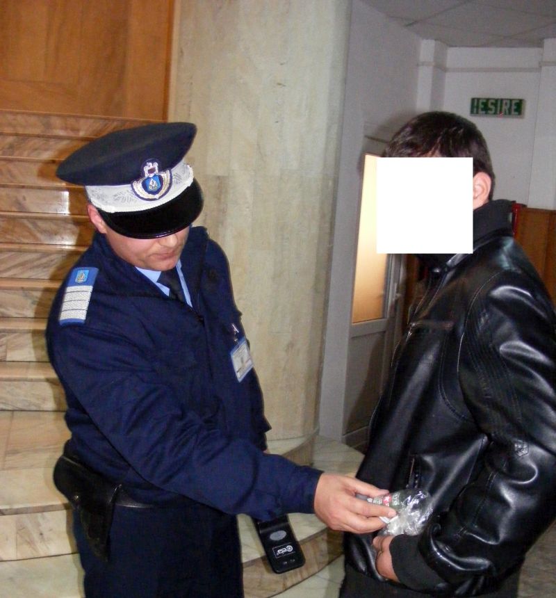 La Parchet cu sprayul paralizant în buzunar