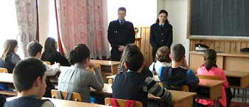 Jandarmii gorjeni continuă acţiunile preventive în şcoli