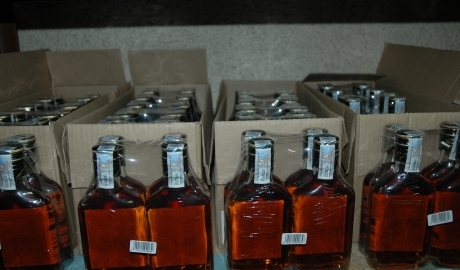 Prinși în timp ce furau alcool și produse cosmetice