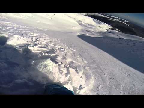 Experienţă uluitoare cu snowboardul prin avalanşa de pe Vârful Păpuşa| VIDEO