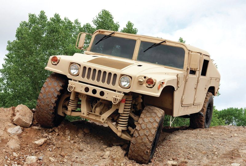 Minerii din Gorj, transportaţi prin cariere cu maşini NATO