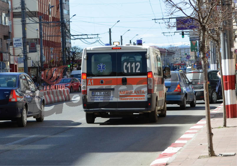 Accident între un microbuz şi o autoutilitară