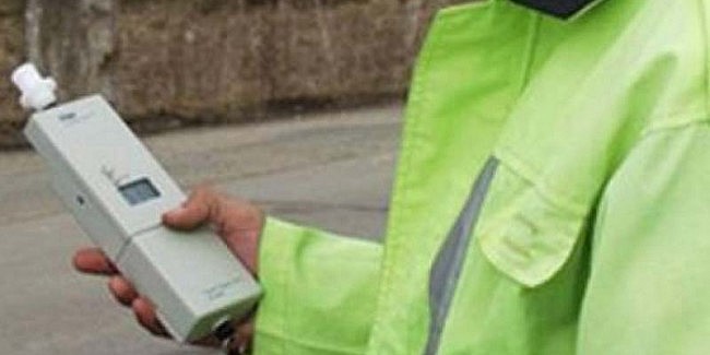 Şofer cu permisul anulat, prins băut la volan
