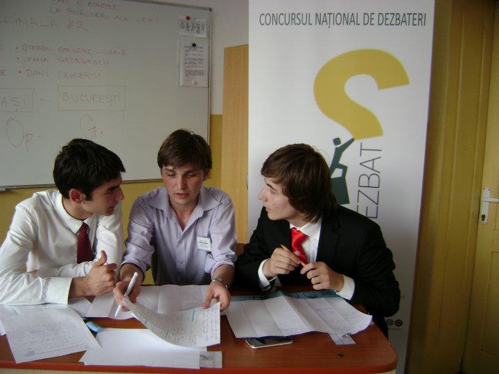 Concursul “Tinerii dezbat”, la a VI-a ediţie