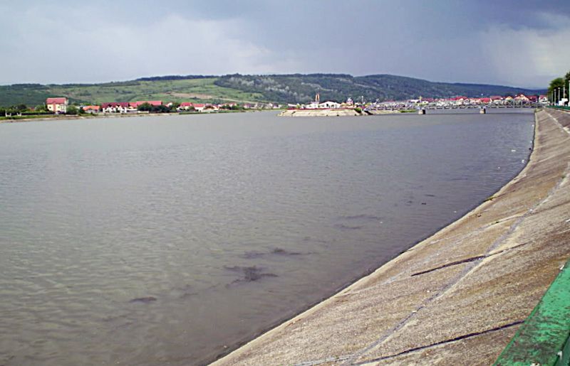 Consolidări de diguri între Roşia şi Văleni