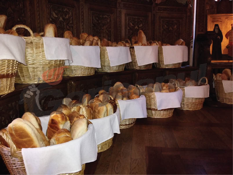 Pâine specială de Paşte, la Mănăstirea Lainici