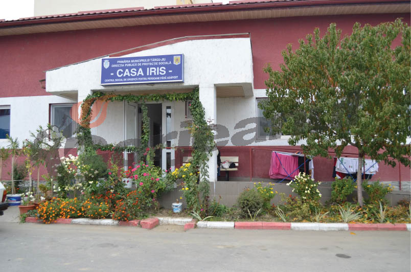 25 de persoane de la Casa Iris primesc pachete alimentare