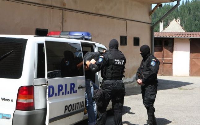 Gura târgului – Patru dube de mascaţi, la locuinţele a doi tineri din Borăscu