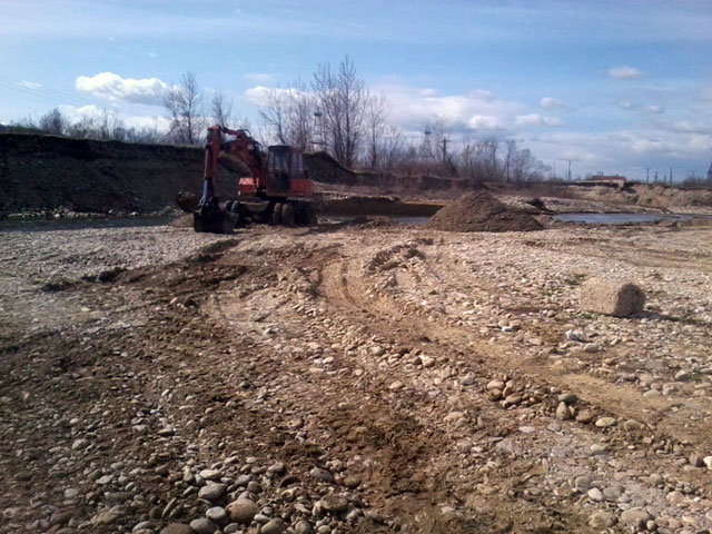 Un nou dosar penal pentru exploatare ilegală de agregate minerale