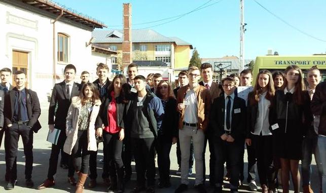 În programul Job Shadow Day / Elevii din Târgu-Jiu au experimentat o zi la un loc de muncă