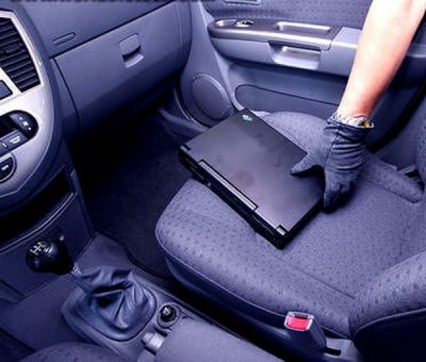 Tineri reţinuţi pentru furturi din auto