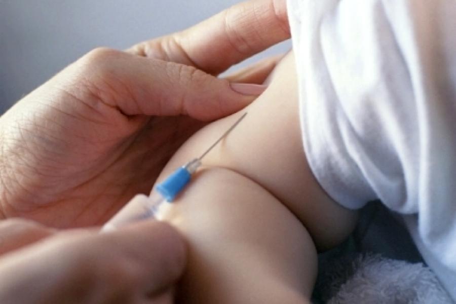 Copiii vor fi vaccinaţi doar de medicul de familie