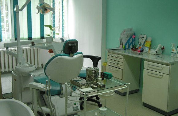 Gorjenii pot beneficia de servicii dentare decontate la 39 de stomatologi