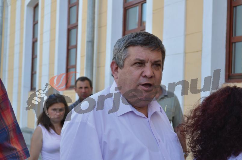 Gura târgului – Fostul primar de Baia de Fier, socru mare pe Insuliţă