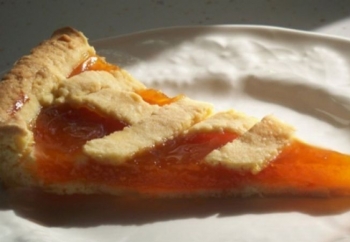 Plăcintă cu gutui şi gem de caise