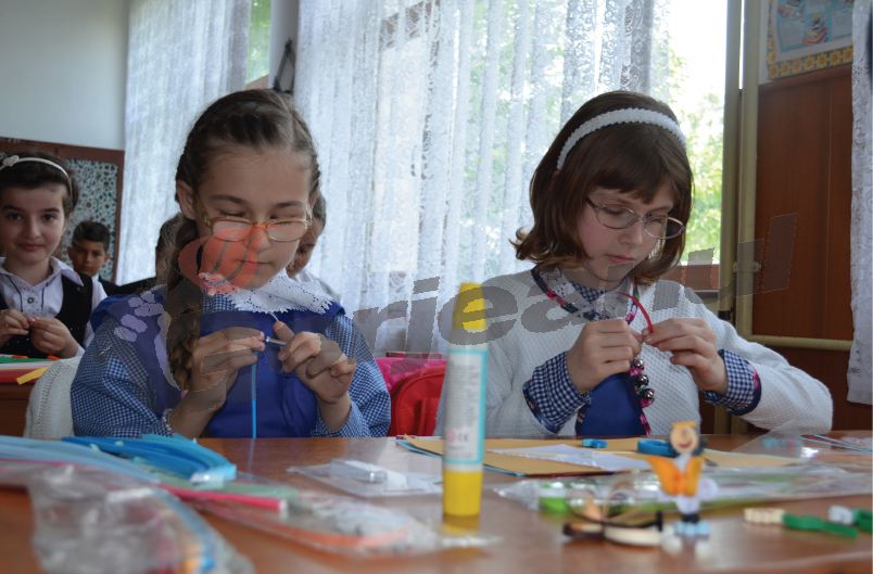 Quilling, arta ca nouă disciplină din clasa învăţătoarei Simona Iancu