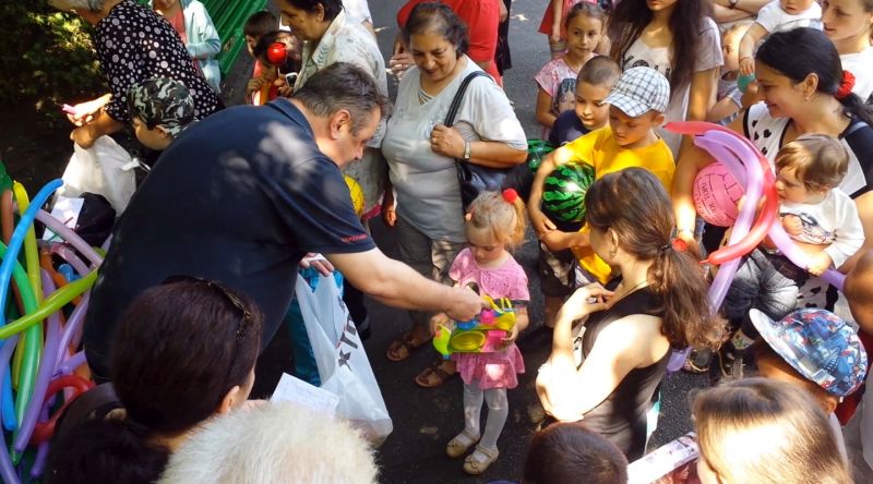 Liberalii le-au oferit cadouri copiilor din municipiu