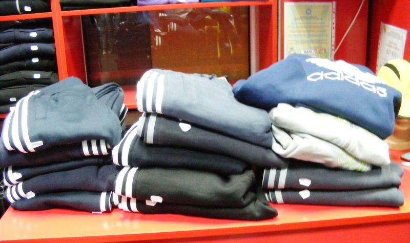 Târgujiancă prinsă cu marfă contrafăcută