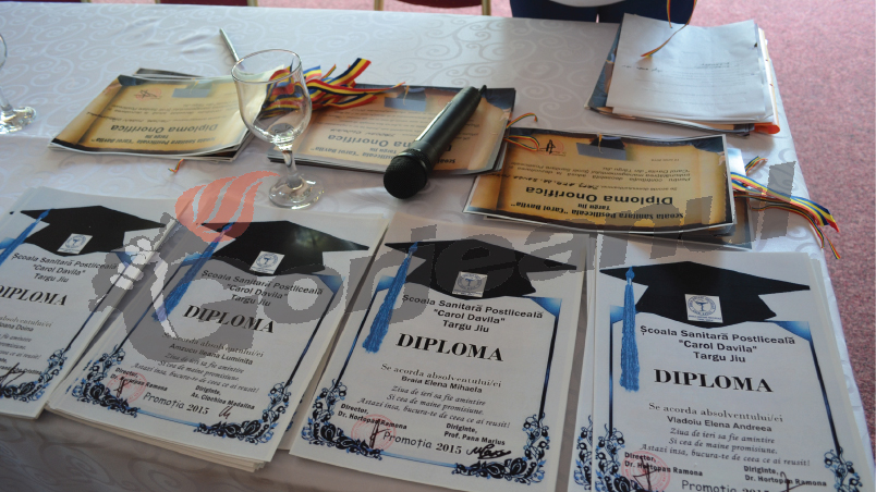 100 de absolvenţi, la cursul festiv al Şcolii Sanitare Postliceale “Carol Davila” Târgu-Jiu