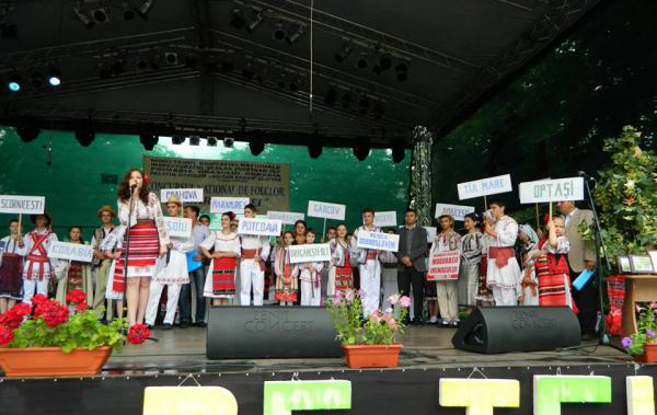 Reprezentanţii folclorului gorjean, premiaţi la Olt