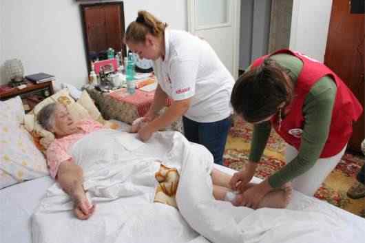 Sute de îngrijiri la domiciliu, decontate de CJAS Gorj