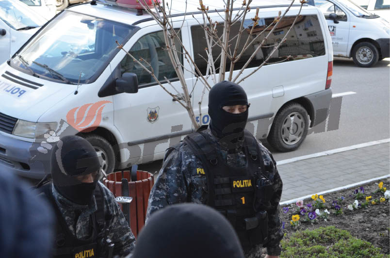 Contracte de achiziţii publice, verificate de polițiști: 42 de persoane, reținute pentru 24 de ore