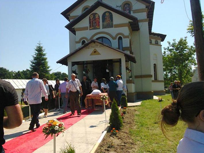 Sărbătoare Arhierească de Rusalii, la resfințirea Bisericii din Parohia Cârbești, Comuna Drăguțești, Gorj