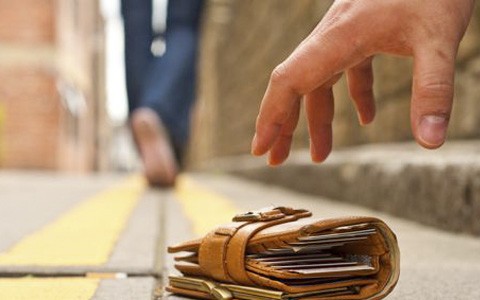 Portofel pierdut, recuperat de un jandarm