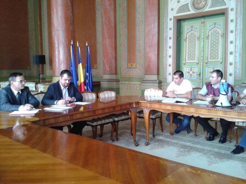 Prefectul Văcaru a făcut primele demersuri pentru poştaşii gorjeni