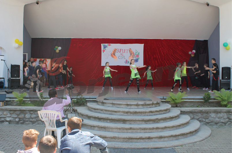 Sute de gorjeni la spectacolul „Suflet de copil”