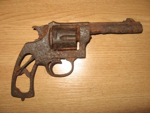 Pistol descoperit la temelia unei anexe gospodăreşti